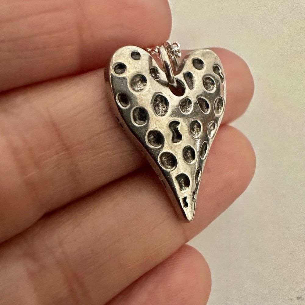 Silver tone heart pendant necklace - Picture 4 of 9